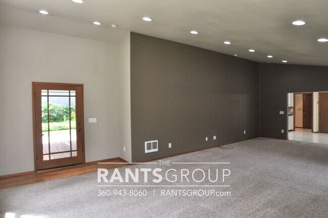 Building Photo - Beautiful Home in Tumwater on 1/2 acre!