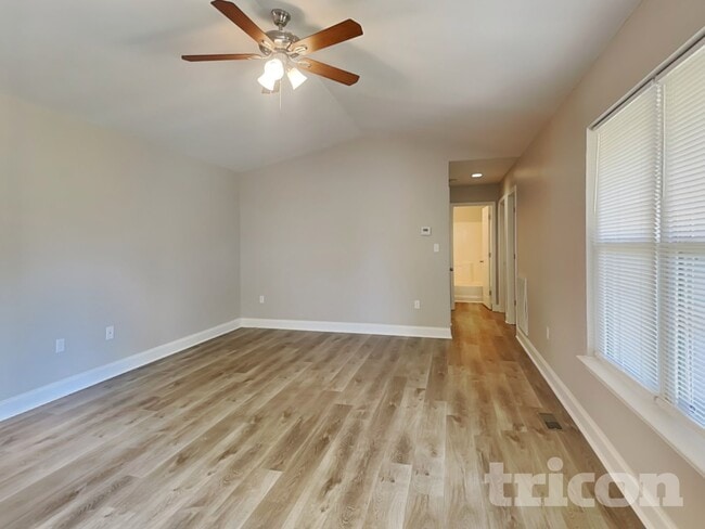 Building Photo - 2010 Beauty St