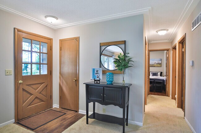 Entrada - 1031 Pleasant Ln