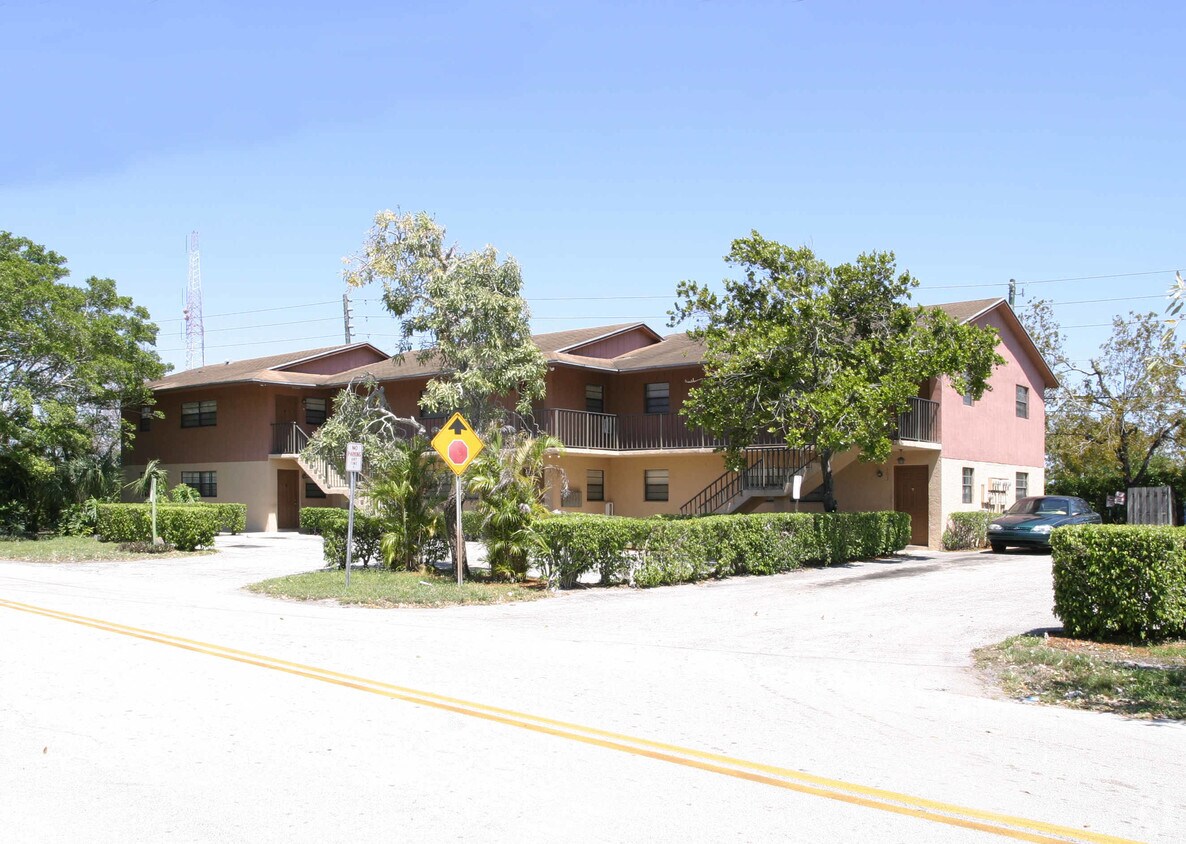 Building Photo - 615 SW 20th Ct