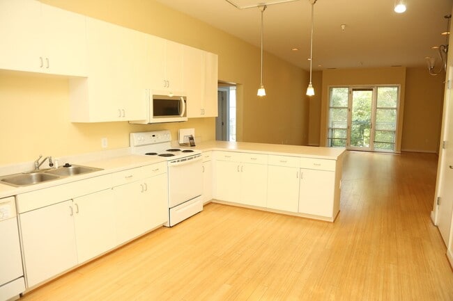 Building Photo - 2 Bedroom Available at the 820 Condos!