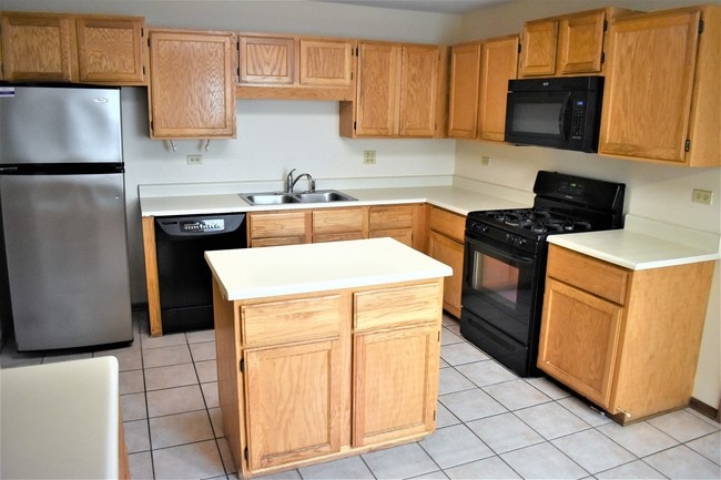 Building Photo - 1640 Hilton Head Dr