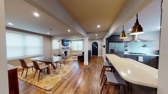 Foto del edificio - Fully Furnished 2 Bedroom Edgehill Gem- UTILITIES INCLUDED!