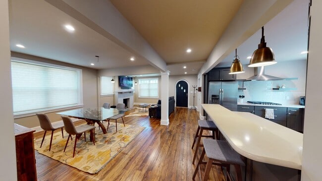 Building Photo - Fully Furnished 2 Bedroom Home With Utilities Included!