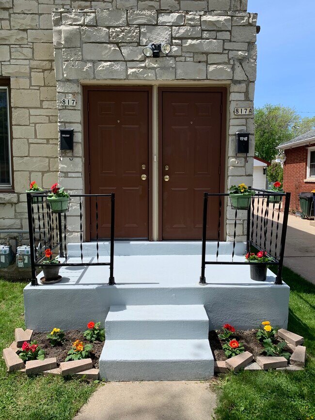 Front Porch & Front Entrance - 817 S 87th St