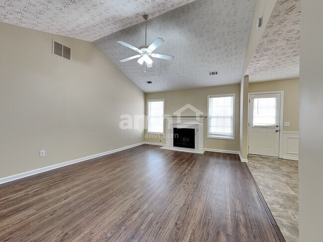 Foto del edificio - 1160 Hillary Ln