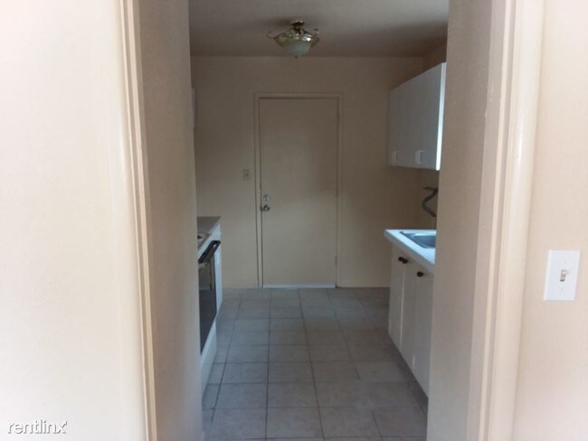 Building Photo - 4 br, 2 bath House - 2533 E. Holland Ave.