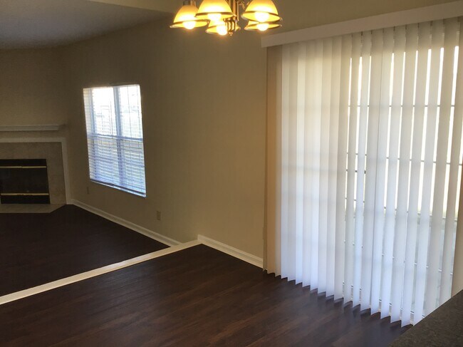 Building Photo - 2440 Tiptop Dr