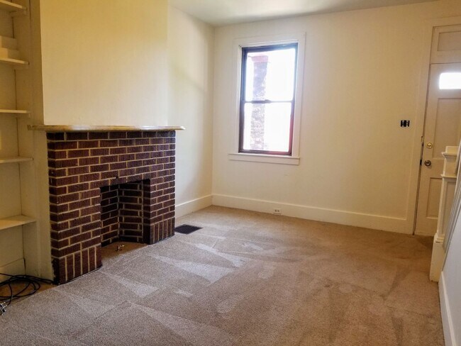 Building Photo - Stunning Townhome in South Oakland with Up...