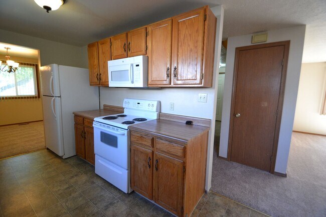 Building Photo - 2220 Piros Dr