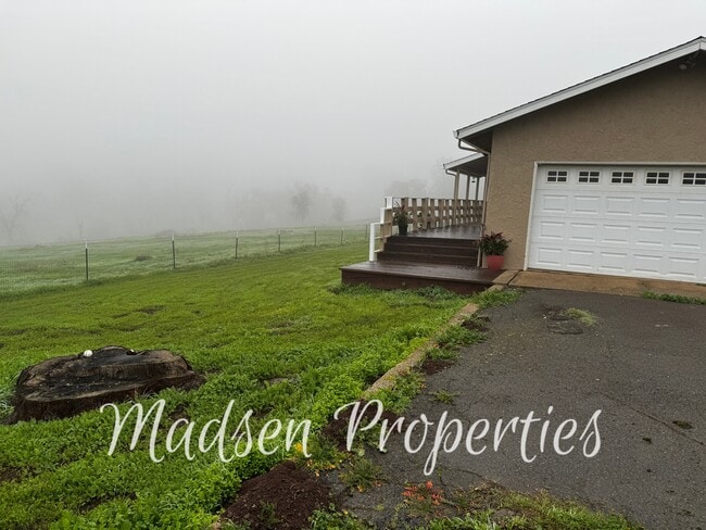 Foto del edificio - 784 Flag Creek Rd