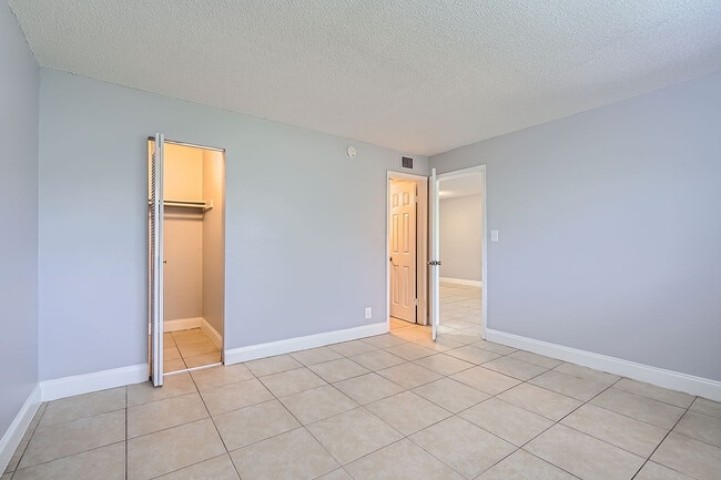 Primary Bedroom 2 - Viewmax Apartments - Viewmax Apartments