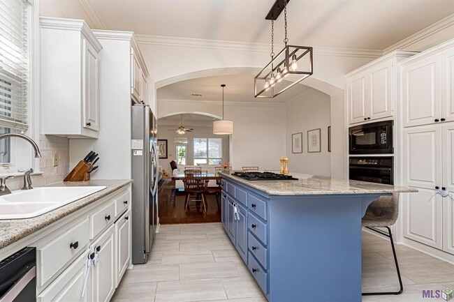 Building Photo - Country Club Living! Home sits on the 12th...