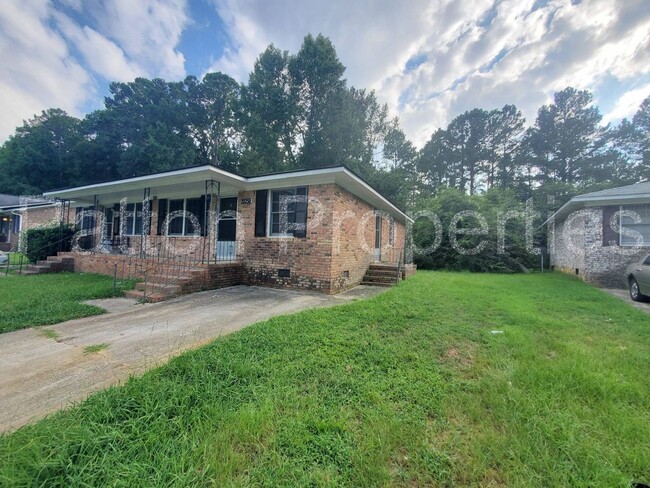Building Photo - 2025 Apple Valley Rd