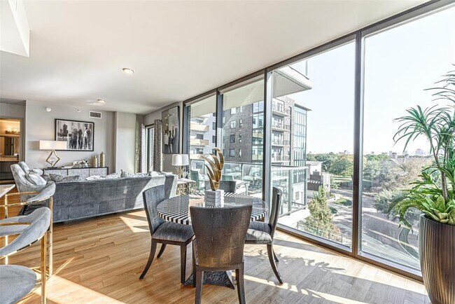 Foto del edificio - 1414 Wood Hollow Dr