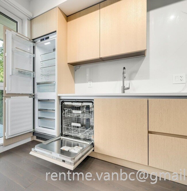 Building Photo - 5168 Cambie St