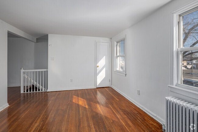 2BR, 1BA - 815SF - Living Room - Jefferson Gardens