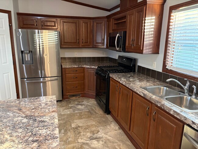 Building Photo - 2121 Four Seasons Dr