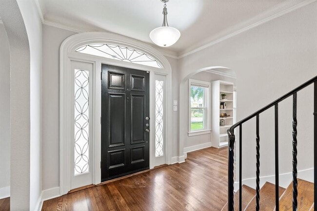 Building Photo - 2516 Riverside Dr