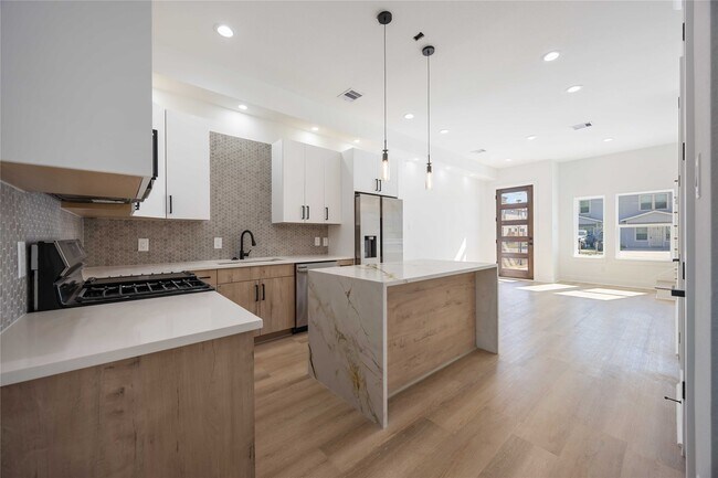 Foto del edificio - 7961 Henson St