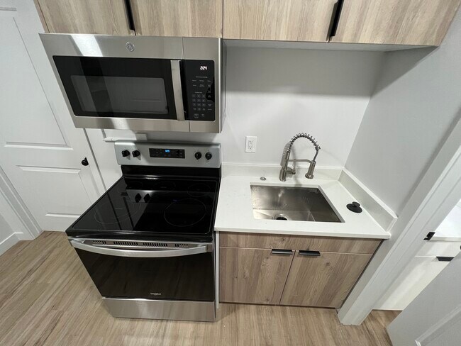Building Photo - Renovated Apartment in Murray!