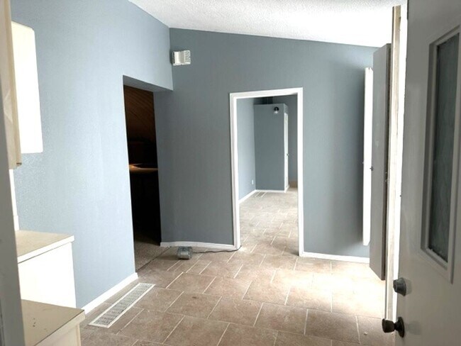 Building Photo - Unique 3 bedroom home in Spring Creek