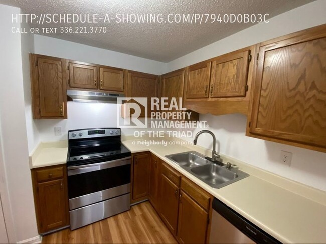 Building Photo - Delightful 2Bed / 2Bath Ground Level Condo