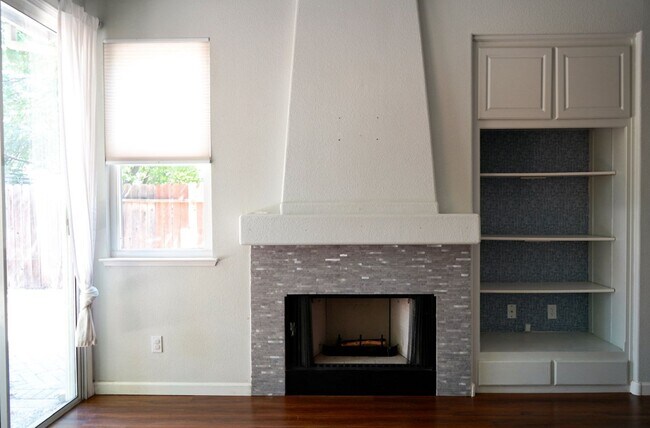 Foto del edificio - NICE 2 BEDROOM IN ROSEVILLE