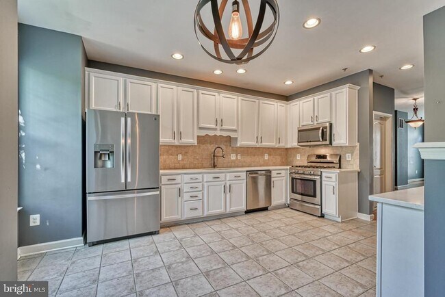 Building Photo - 3275 Amazon Ln