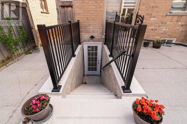 Building Photo - 25 Drummondville Dr