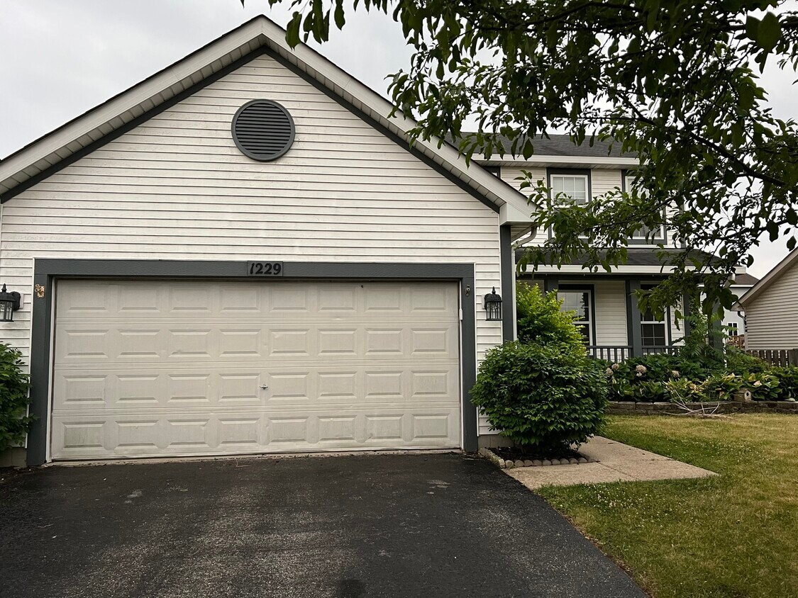 1229 E Komar Ln, Round Lake Beach, IL 60073 House Rental in Round