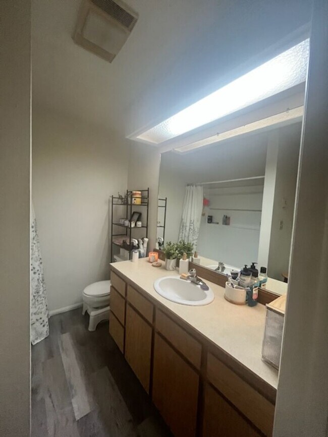 Foto del edificio - Two-Bedroom Condo