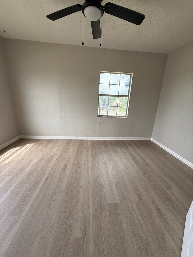 Building Photo - 126 W 6th St