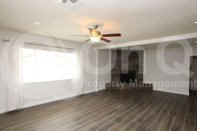 Foto del edificio - 8309 E Vernon Ave