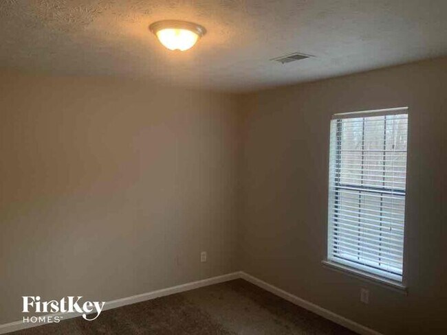 Foto del edificio - 2215 Rock Springs Rd