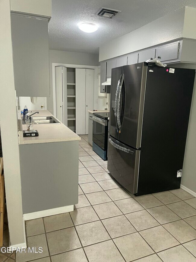Foto del edificio - 8614 Mettler Dr