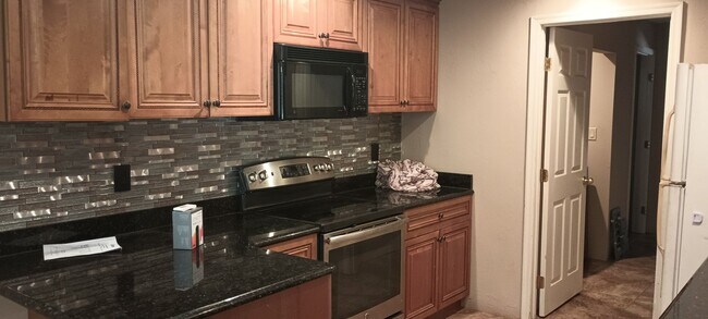 Building Photo - Spacious 3 bedroom home with over-sized fe...
