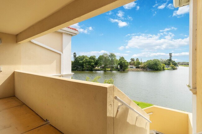 Foto del edificio - Beautiful furnished 2/2 condo with stunning water view available May 2026 for a short-term stay