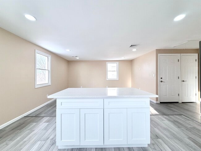 Building Photo - 1572 Summit Ave