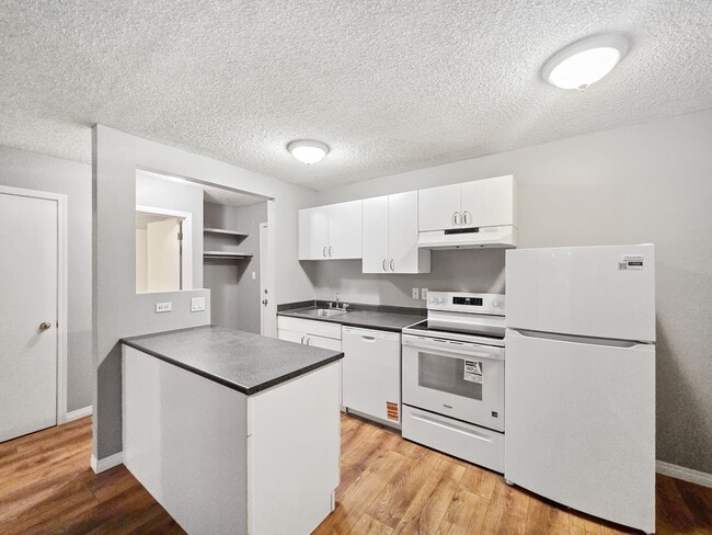 Building Photo - 1337-1313 13 Ave SW