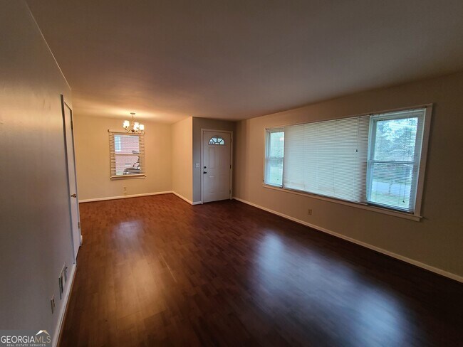 Foto del edificio - 2691 Fernwood Ave