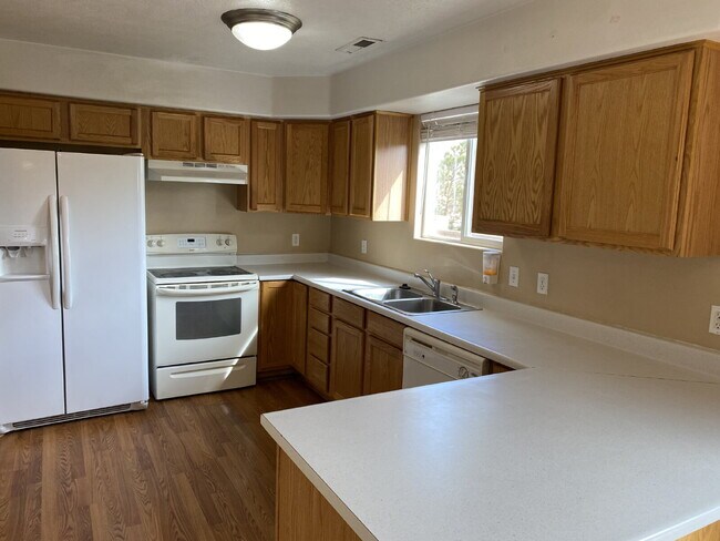 Building Photo - Spacious 3-Bedroom Townhouse in Saint George with Modern Comforts