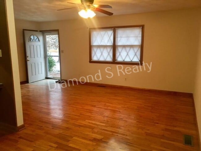 Building Photo - LOCATION! LOCATION! LOCATION!  South Springfield Duplex Available!