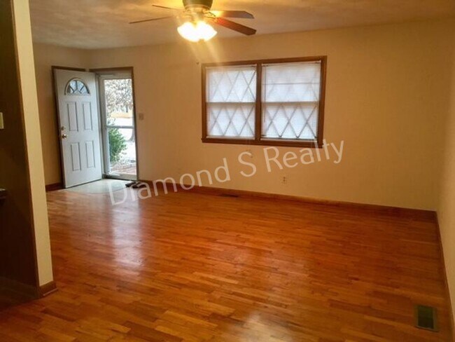 Foto del edificio - LOCATION! LOCATION! LOCATION!  South Springfield Duplex Available!