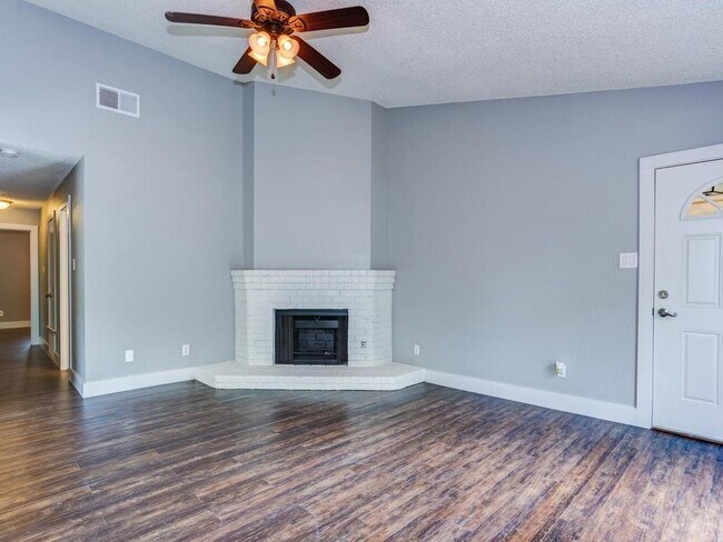 Foto del edificio - 2202 Cedar Bend Dr