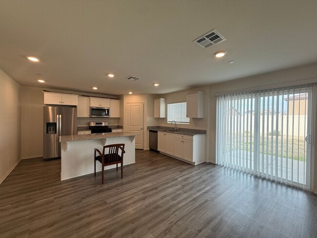 Building Photo - West Lancaster 4 bedroom!