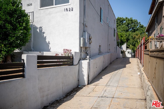 Building Photo - 1520 Helen Dr