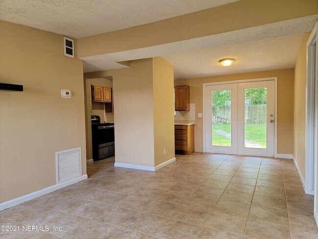 Building Photo - 115 Saratoga Cir S