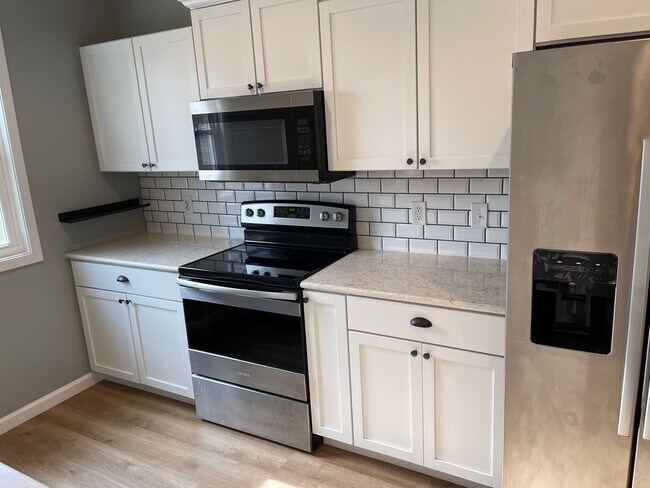 Foto del edificio - 4 BEDROOM HOUSE! RIGHT NEXT TO ELLETTSVILL...