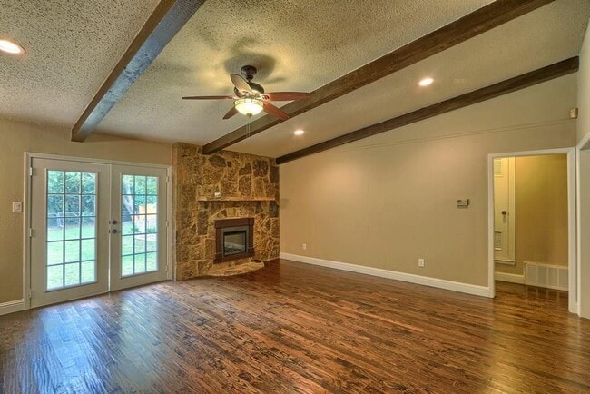 Building Photo - 5004 Suburban Dr
